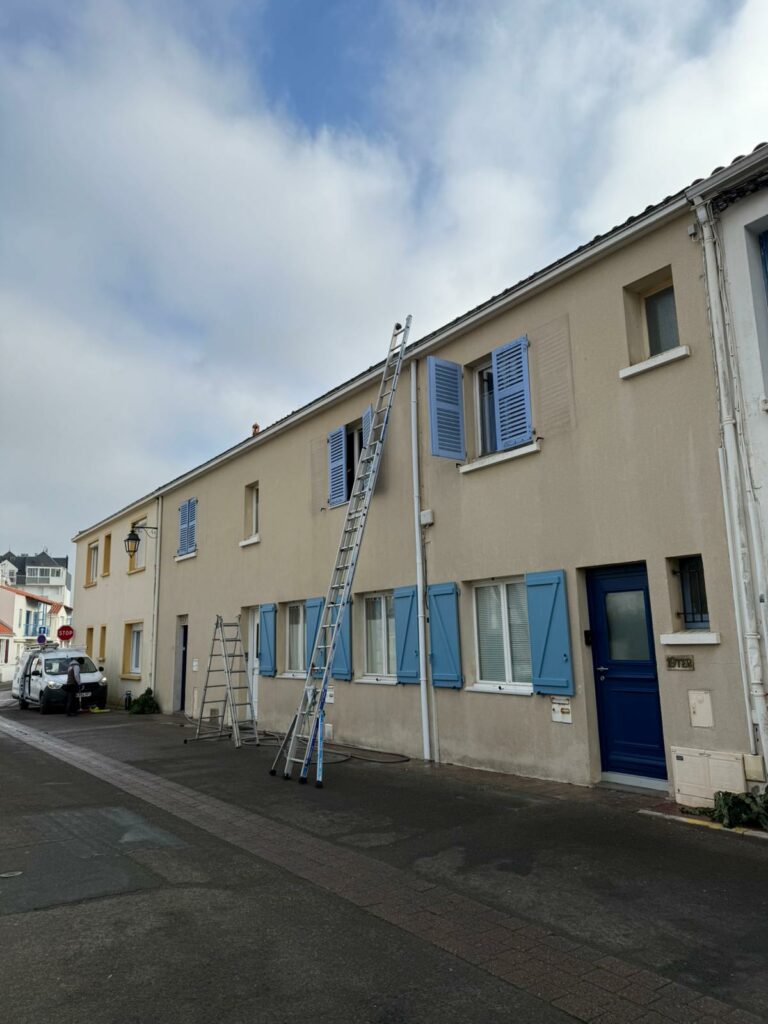 Intervention échelle — façade volets bleus — Dethière Élagage Hauts-de-Seine